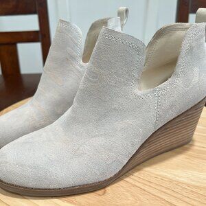 TOMS Kallie Egret Camo Printed Suede Wedge Ankle Boots Stacked Heel | Womens 8